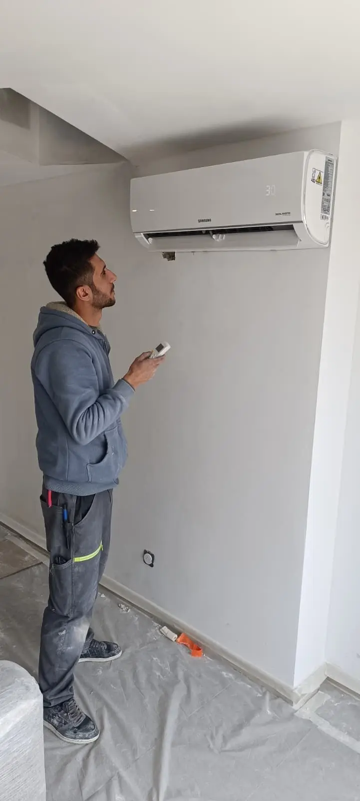Pose d’une climatisation — Marseille. Installation d’un monosplit mural, mise en service et réglages faits avec le client sur place.