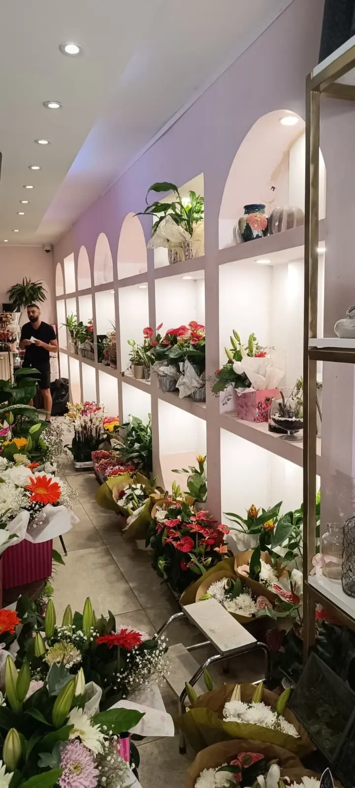 Mise en lumière d’un commerce — Marseille. Éclairage d’ambiance pour un commerce : spots encastrés et suspensions réparties sur toute la boutique.