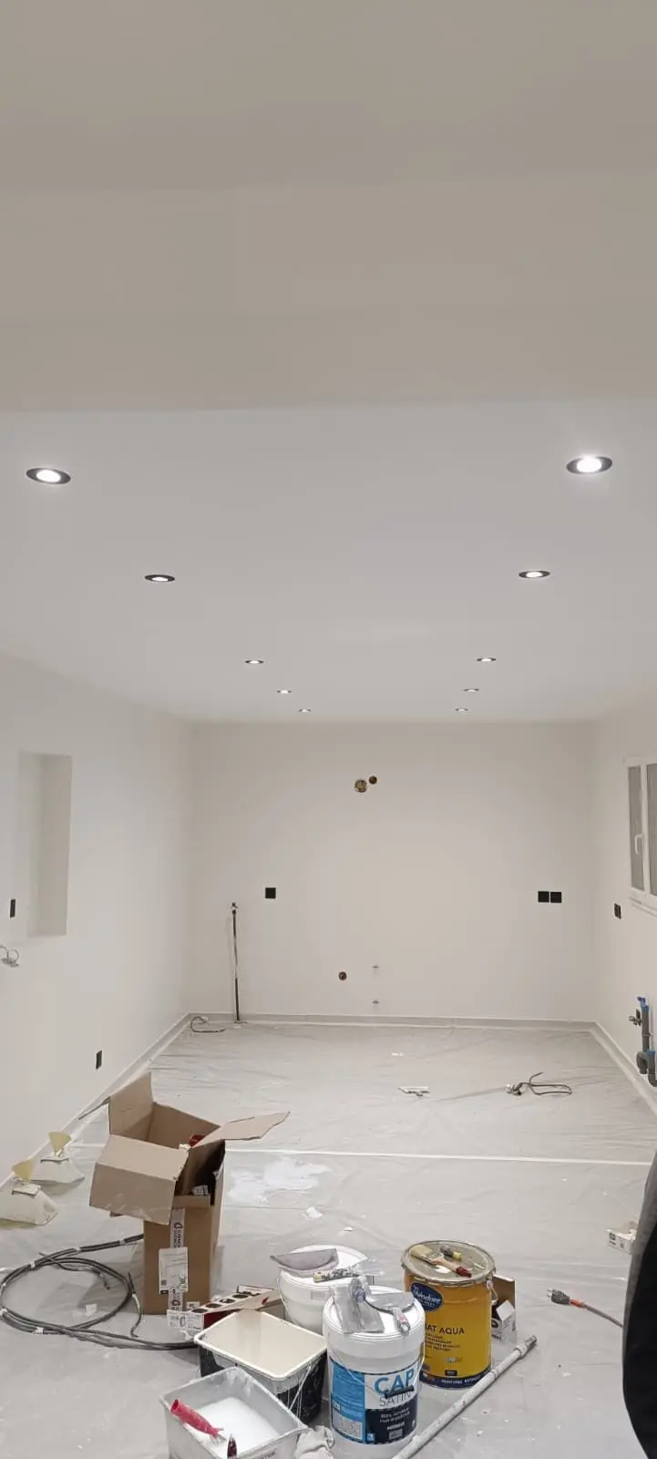 Spots encastrés au plafond — Marseille. Passage à l’éclairage LED encastré, implantation étudiée pour une lumière homogène dans toute la pièce.